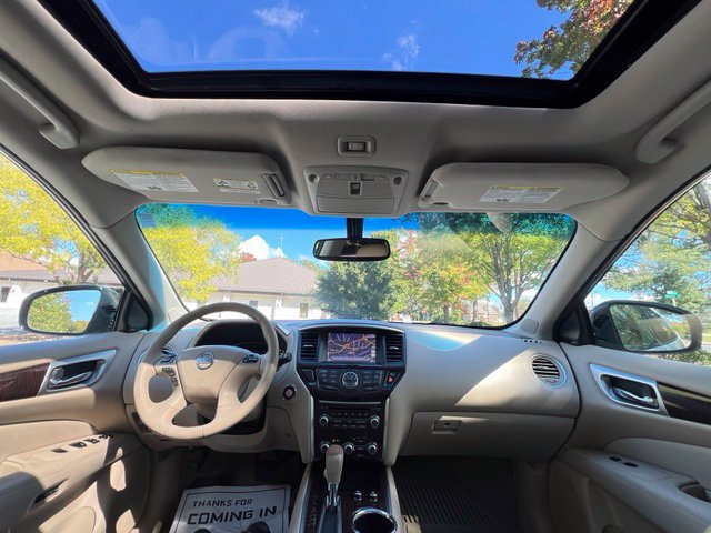 Used 2015 Nissan Pathfinder Platinum w/ Family Entertainment Package FWD image 27