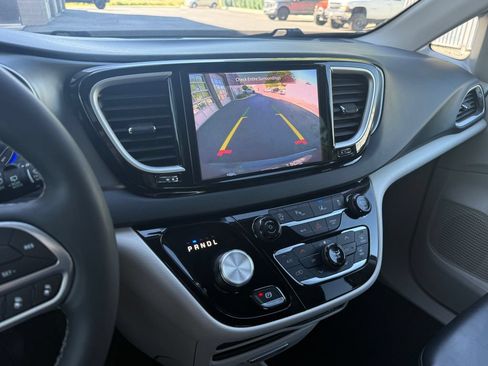 Used 2023 Chrysler Pacifica Touring-L FWD image 24
