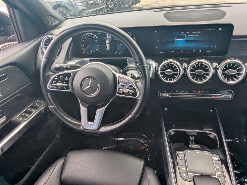 Used 2022 Mercedes-Benz GLB 250 4MATIC w/ Premium Package Lite image 3