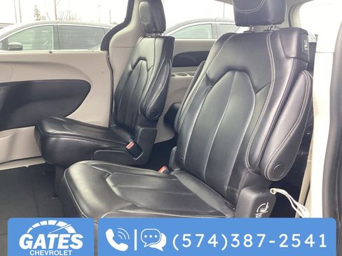 Used 2023 Chrysler Pacifica Touring-L image 16