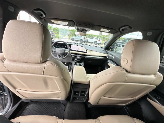 Used 2024 Cadillac XT4 Luxury w/ Cold Weather Package FWD image 31