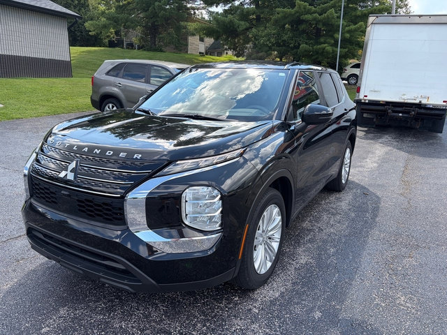 Used 2023 Mitsubishi Outlander ES AWD/4WD image 2