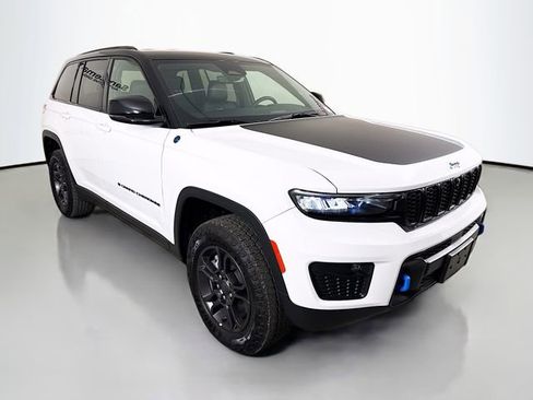 Used 2024 Jeep Grand Cherokee Trailhawk image 1