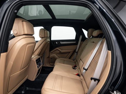 Certified 2023 Porsche Cayenne Platinum Edition image 23