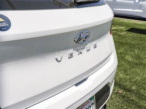 Used 2025 Hyundai Venue Limited FWD image 12
