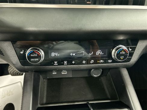 Used 2023 Mitsubishi Outlander SE image 17