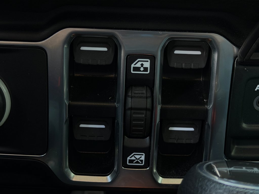 Used 2024 Jeep Gladiator Sport AWD/4WD image 25