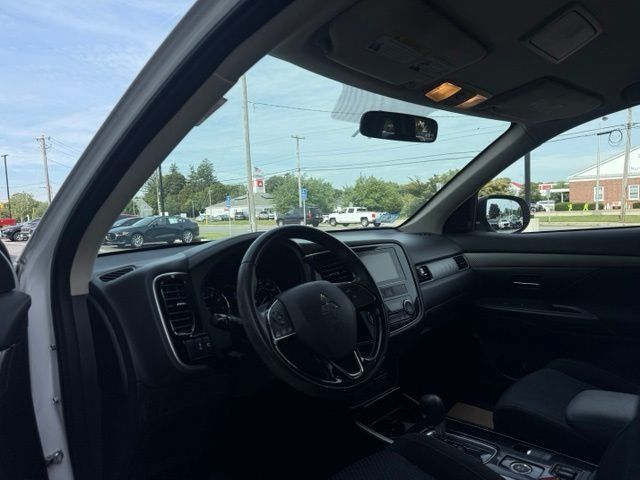 Used 2017 Mitsubishi Outlander SEL AWD/4WD image 12