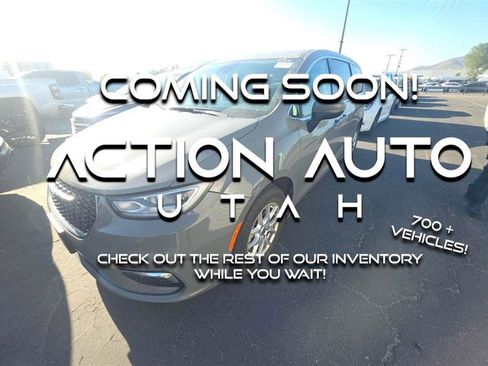 Used 2023 Chrysler Pacifica Touring-L FWD image 1