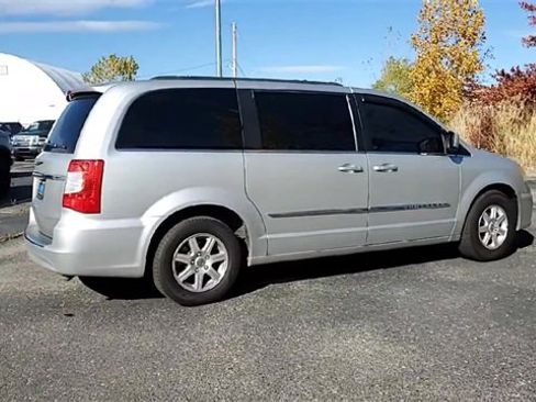 Used 2011 Chrysler Town & Country Touring image 8