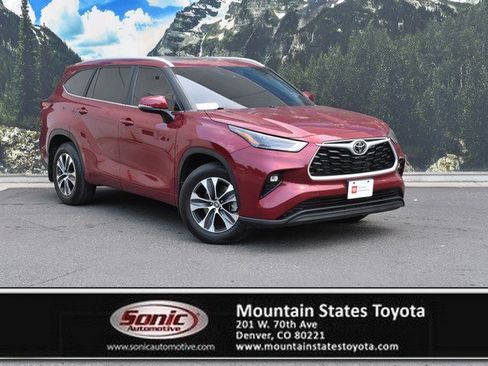 Used 2023 Toyota Highlander XLE AWD/4WD image 1