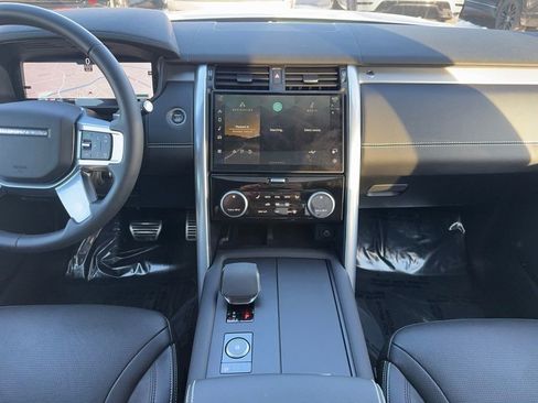 New 2024 Land Rover Discovery Dynamic SE image 12
