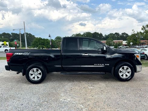 Used 2018 Nissan Titan SV w/ SV Convenience Package image 4