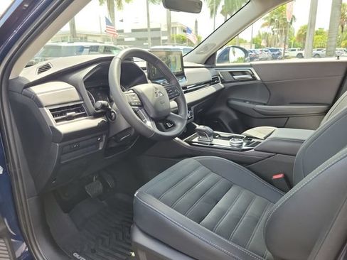 Used 2025 Mitsubishi Outlander SE FWD image 16