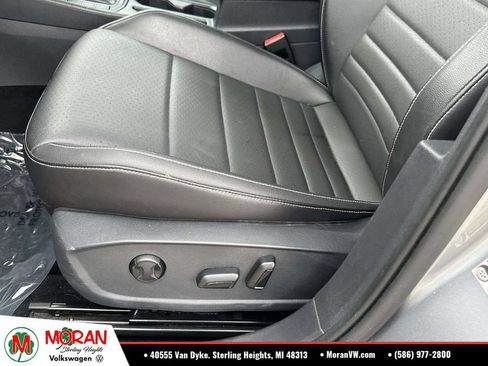Certified 2023 Volkswagen Jetta SE w/ Panoramic Sunroof Package FWD image 18