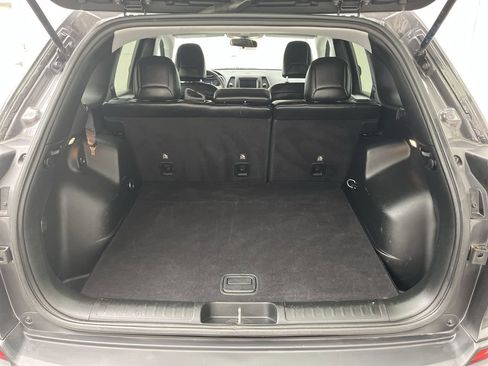 Used 2019 Jeep Cherokee Latitude Plus w/ Cold Weather Group image 28