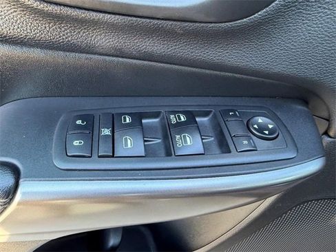 Used 2019 Jeep Cherokee Overland w/ Technology Group image 19