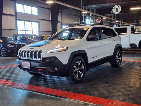 Used 2017 Jeep Cherokee Trailhawk w/ Cold Weather Group AWD/4WD image 3