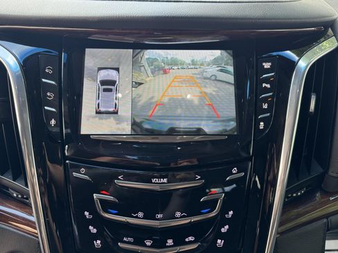Used 2015 Cadillac Escalade Luxury AWD/4WD image 22