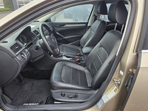 Used 2015 Volkswagen Passat TDI SE image 17