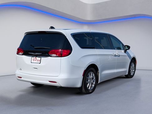 Used 2024 Chrysler Voyager LX FWD image 9