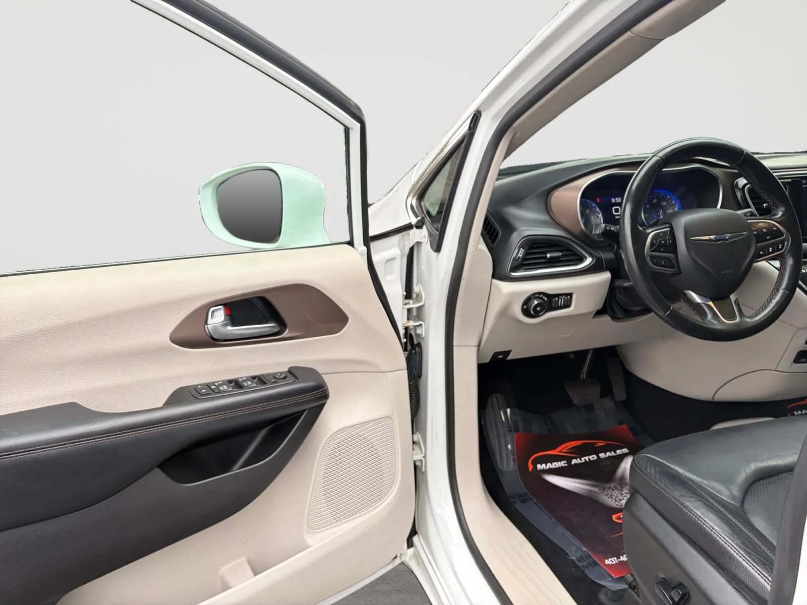 Used 2019 Chrysler Pacifica Touring-L Plus w/ Advanced Safetytec Group FWD image 11