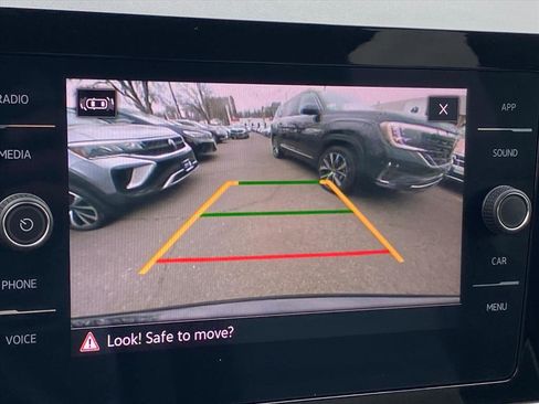 Certified 2025 Volkswagen Taos SE image 18