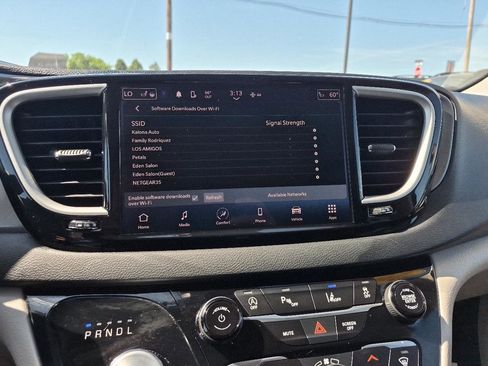 Used 2023 Chrysler Pacifica Touring-L FWD image 20