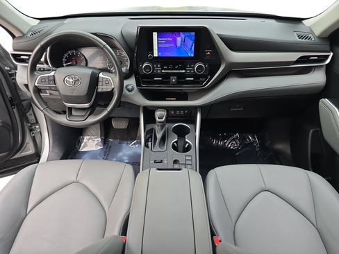 Used 2023 Toyota Highlander XLE image 9