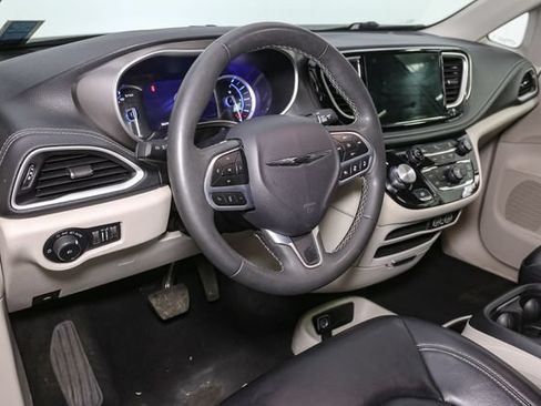 Used 2023 Chrysler Pacifica Touring-L FWD image 22