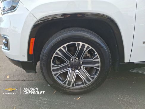 Used 2023 Jeep Wagoneer L Series II AWD/4WD image 29