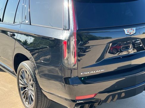 Used 2023 Cadillac Escalade V AWD/4WD image 11