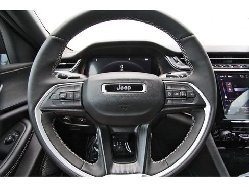 Used 2025 Jeep Grand Cherokee Altitude RWD image 14