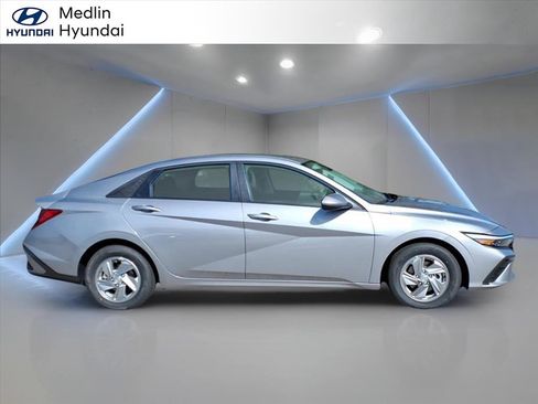 New 2025 Hyundai Elantra SE image 2