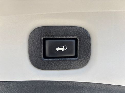 Used 2017 Nissan Rogue SV w/ SV Premium Package AWD/4WD image 10