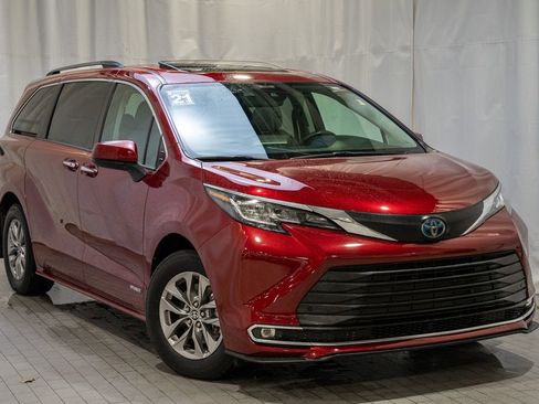 Used 2021 Toyota Sienna XLE image 1