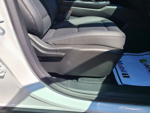 New 2027 Chevrolet Equinox LT w/ Convenience Package II AWD/4WD image 12