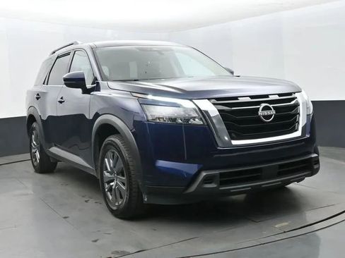 Used 2024 Nissan Pathfinder SV FWD image 2