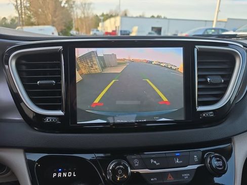 Used 2024 Chrysler Pacifica Touring-L FWD image 21