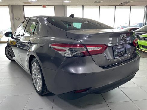 Used 2018 Toyota Camry XLE image 5