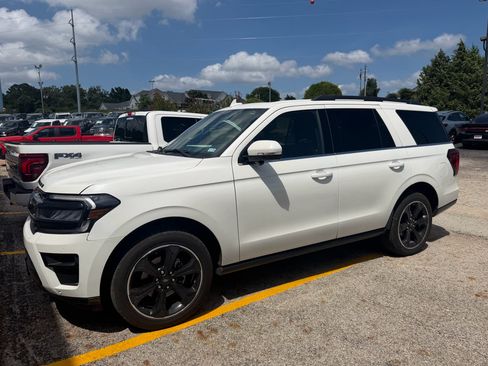 Used 2023 Ford Expedition Limited RWD image 2