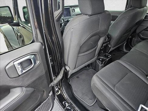 Used 2020 Jeep Gladiator Overland image 9
