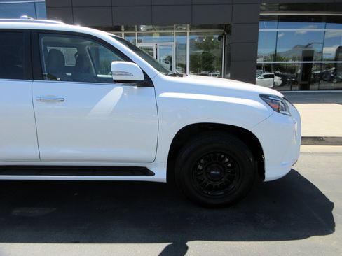 Used 2022 Lexus GX 460 Luxury w/ Off Road Package AWD/4WD image 12