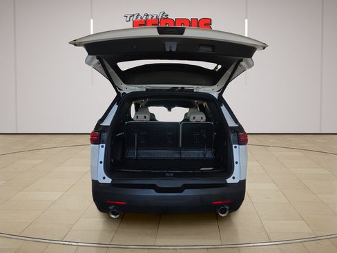 Used 2023 Chevrolet Traverse LT FWD image 9