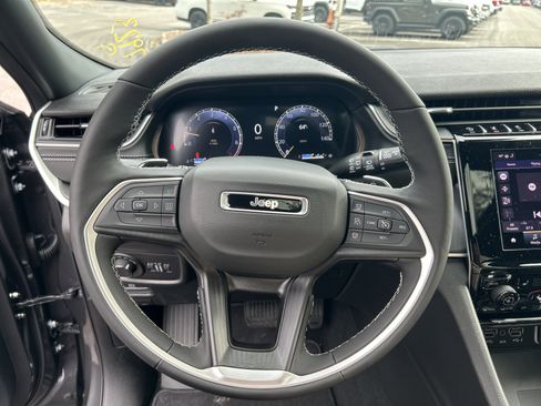 New 2025 Jeep Grand Cherokee Altitude image 40