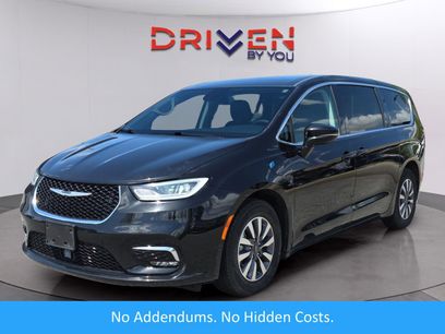 Used 2024 Chrysler Pacifica Select