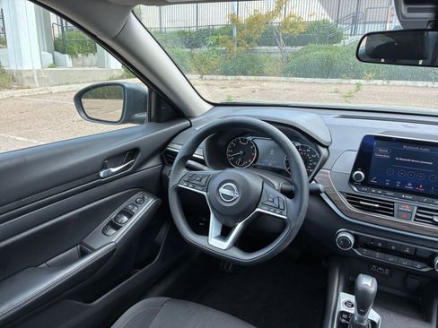 Used 2025 Nissan Altima 2.5 SV image 34