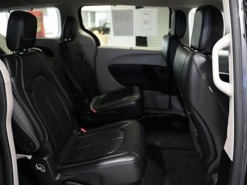 Used 2022 Chrysler Pacifica Touring-L image 18
