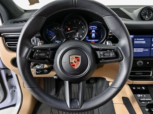 Certified 2025 Porsche Macan image 9