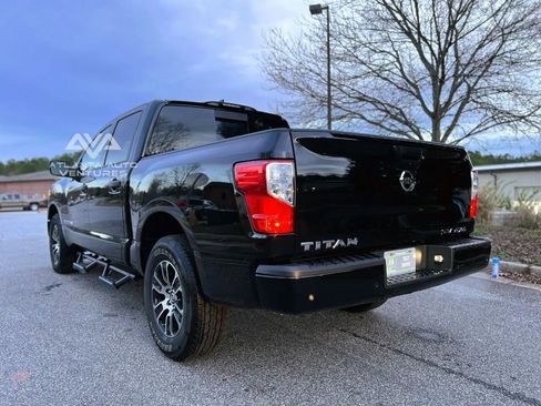 Used 2022 Nissan Titan SV image 9